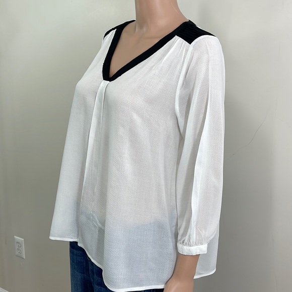 Elle White Pullover Flowy V-Neck Textured Blouse - Picture 6 of 16